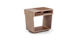 Ado table de chevet design haut de gamme en frêne plaqué avec insert en cuir Cuoio et surpiqûres contrastées. Disponible chez D-Style Interior.