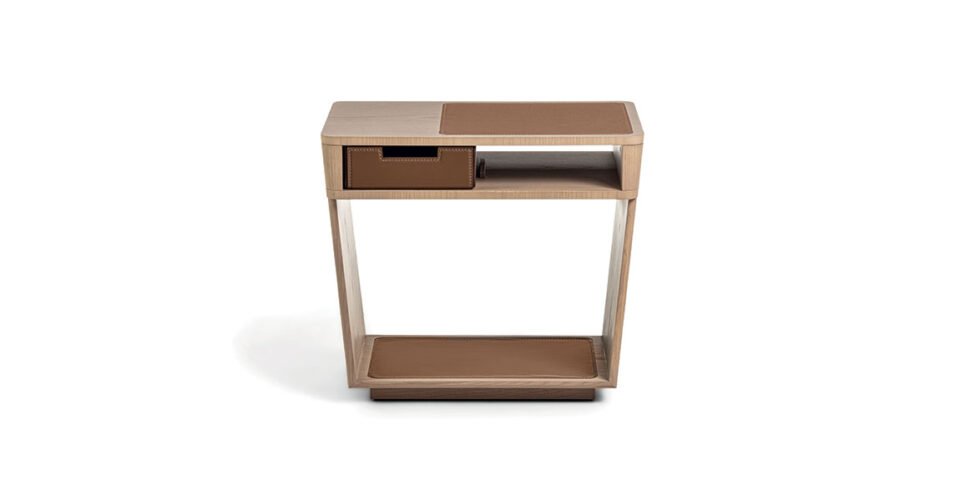 Ado table de chevet design haut de gamme en frêne plaqué avec insert en cuir Cuoio et surpiqûres contrastées. Disponible chez D-Style Interior.