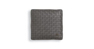 VFTR01 coussin design en cuir tressé Vittoria Frigerio apporte une élégance discrète et artisanale à votre intérieur. Disponible chez D-Style Interior.
