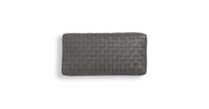 VFTR01 coussin design en cuir tressé Vittoria Frigerio apporte une élégance discrète et artisanale à votre intérieur. Disponible chez D-Style Interior.