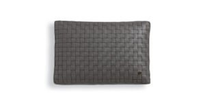 VFTR01 coussin design en cuir tressé Vittoria Frigerio apporte une élégance discrète et artisanale à votre intérieur. Disponible chez D-Style Interior.