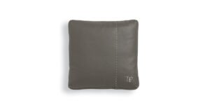 VFSPIN4 coussin design en cuir Vittoria Frigerio apporte élégance et confort à votre salon. Accessoire décoratif haut de gamme disponible chez D-Style Interior.