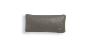 VFSPIN4 coussin design en cuir Vittoria Frigerio apporte élégance et confort à votre salon. Accessoire décoratif haut de gamme disponible chez D-Style Interior.