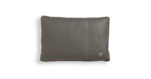 VFSPIN4 coussin design en cuir Vittoria Frigerio apporte élégance et confort à votre salon. Accessoire décoratif haut de gamme disponible chez D-Style Interior.
