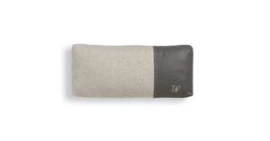 VFSPIN1 coussin design de Vittoria Frigerio, mélange élégant de tissu et cuir. Un accessoire haut de gamme disponible chez D-Style Interior.