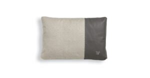 VFSPIN1 coussin design de Vittoria Frigerio, mélange élégant de tissu et cuir. Un accessoire haut de gamme disponible chez D-Style Interior.