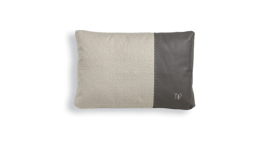 VFSPIN1 coussin design de Vittoria Frigerio, mélange élégant de tissu et cuir. Un accessoire haut de gamme disponible chez D-Style Interior.