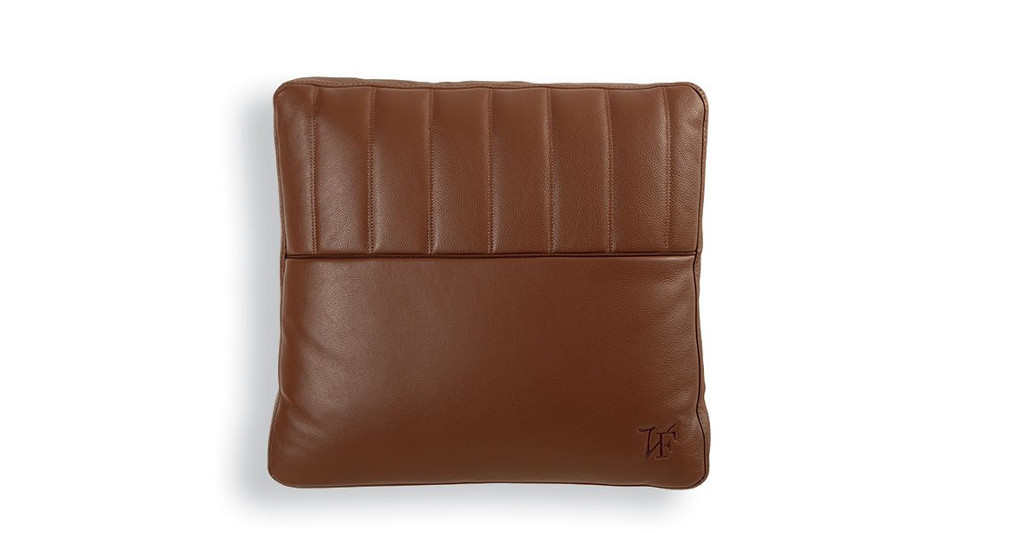 Glam Collection coussins design de Vittoria Frigerio, un ensemble élégant en tissu ou cuir avec détails raffinés. Disponible chez D-Style Interior.