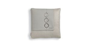 VF02 coussin design en tissu précieux avec détail en cuir et fermoir métallique, disponible en trois couleurs. Disponible chez D-Style Interior.