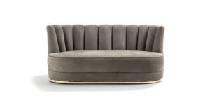 Bianca canapé design haut de gamme par Vittoria Frigerio, avec dossier capitonné, base en or ou bronze brillant et finitions raffinées. Une pièce compacte au confort luxueux. Disponible chez D-Style Interior.