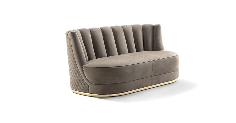 Bianca canapé design haut de gamme par Vittoria Frigerio, avec dossier capitonné, base en or ou bronze brillant et finitions raffinées. Une pièce compacte au confort luxueux. Disponible chez D-Style Interior.