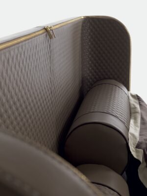 Bellini Lit design haut de gamme Vittoria Frigerio, avec tête de lit matelassée, zip décoratif et coussins roulés réglables. Disponible chez D-Style Interior.