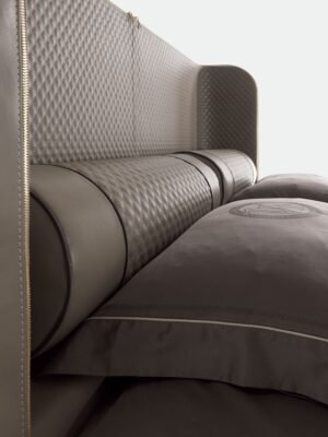 Bellini Lit design haut de gamme Vittoria Frigerio, avec tête de lit matelassée, zip décoratif et coussins roulés réglables. Disponible chez D-Style Interior.