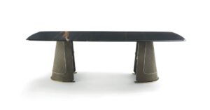 Foscari table de Vittoria Frigerio, avec plateau en marbre et pieds habillés de cuir ou tissu. Une pièce luxueuse pour salle à manger. Disponible chez D-Style Interior.
