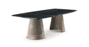 Foscari table de Vittoria Frigerio, avec plateau en marbre et pieds habillés de cuir ou tissu. Une pièce luxueuse pour salle à manger. Disponible chez D-Style Interior.