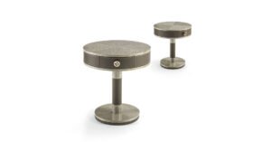 Salis table de chevet design haut de gamme en bois plaqué avec insert en cuir Cuoio et poignée logo VF. Disponible chez D-Style Interior.