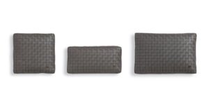 VFTR01 coussin design en cuir tressé Vittoria Frigerio apporte une élégance discrète et artisanale à votre intérieur. Disponible chez D-Style Interior.