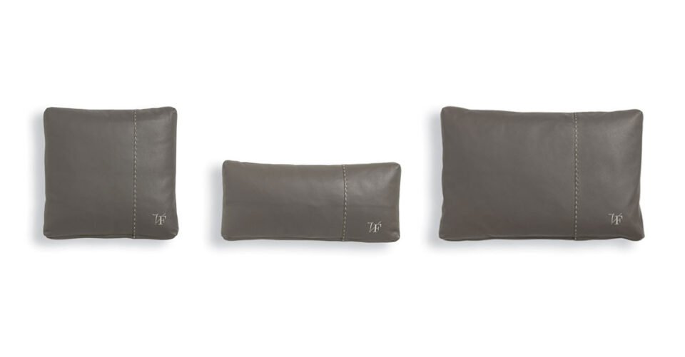 VFSPIN4 coussin design en cuir Vittoria Frigerio apporte élégance et confort à votre salon. Accessoire décoratif haut de gamme disponible chez D-Style Interior.