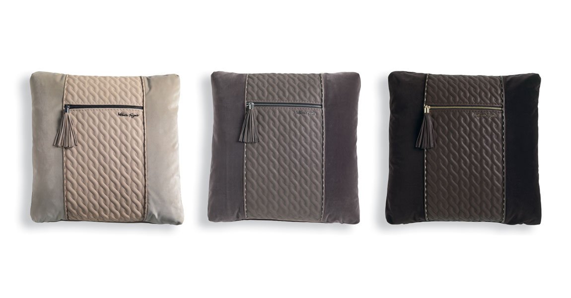 VF05 coussin design avec insert en cuir matelassé et zip métallique, disponible en trois couleurs. Disponible chez D-Style Interior.