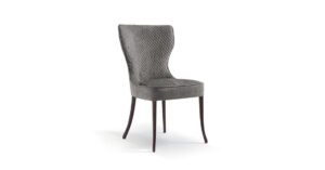 Adda chaise design haut de gamme par Vittoria Frigerio, aux lignes élégantes et au dossier enveloppant, avec matelassage raffiné et pieds en frêne massif. Disponible chez D-Style Interior.