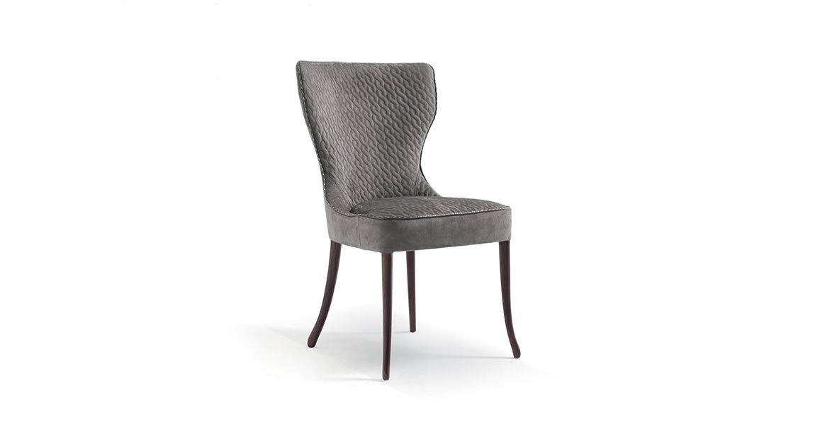 Adda chaise design haut de gamme par Vittoria Frigerio, aux lignes élégantes et au dossier enveloppant, avec matelassage raffiné et pieds en frêne massif. Disponible chez D-Style Interior.