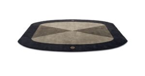 Patrizi tapis design haut de gamme en laine avec motif contrasté et logo VF en finition bijou. Disponible chez D-Style Interior.