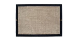 Pisani tapis design haut de gamme en laine tuftée avec cadre contrasté, logo VF et option franges. Disponible chez D-Style Interior.