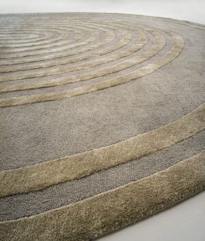 Casati tapis design haut de gamme en Tencel, texture contemporaine et motif courbé élégant. Disponible en Cream, Taupe et Honey. Disponible chez D-Style Interior.