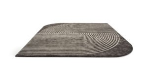 Cusani tapis de Vittoria Frigerio associe lignes précises et courbes élégantes dans un tapis haut de gamme en Tencel. Disponible chez D-Style Interior.