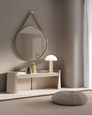 Palladio miroir par Vittoria Frigerio avec sangle en cuir, cadre métallique et verre bronzé chanfreiné. Disponible chez D-Style Interior.