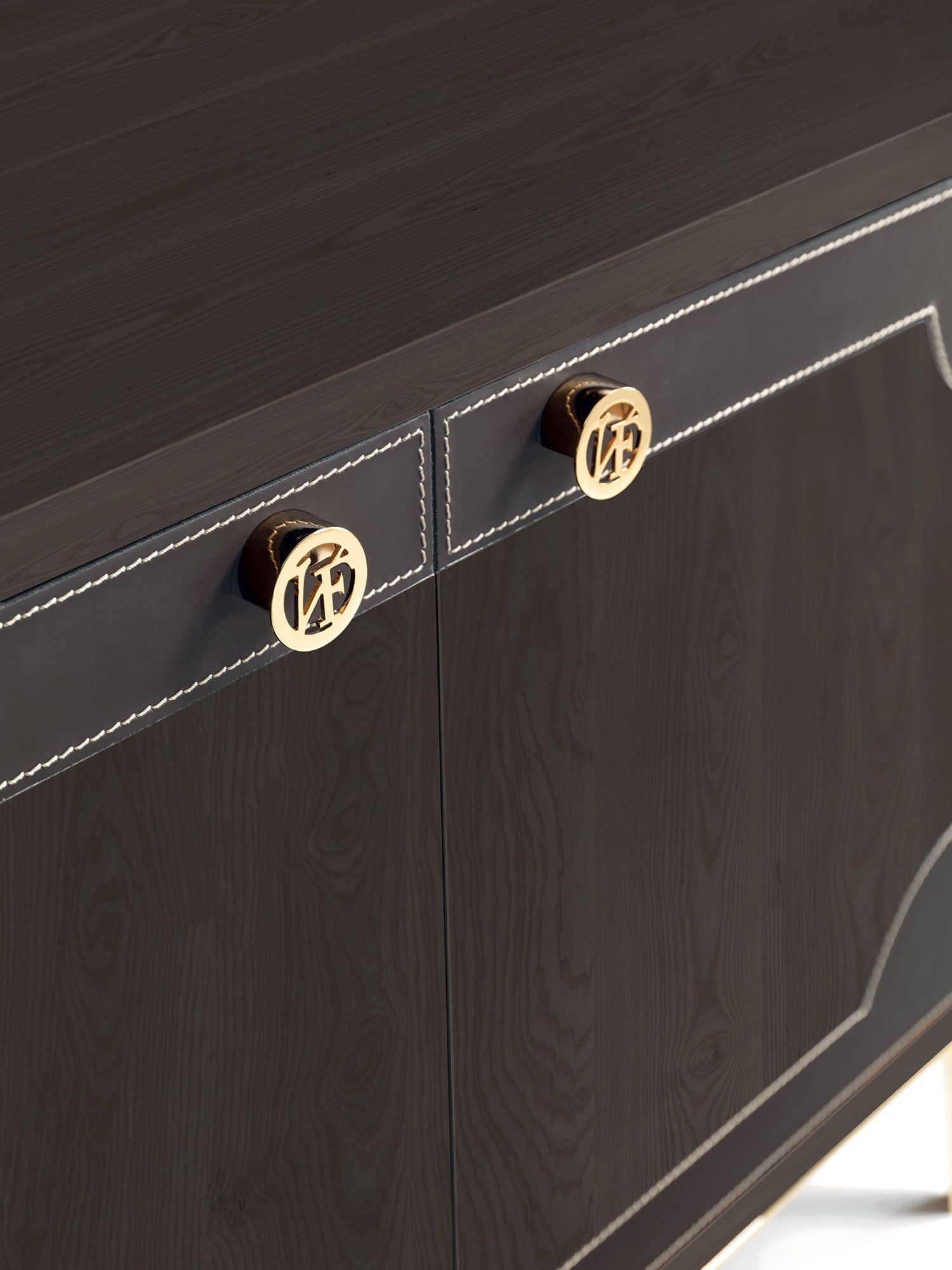 Crivelli buffet de Vittoria Frigerio, un meuble design haut de gamme associant bois, cuir et finitions métalliques. Disponible chez D-Style Interior.