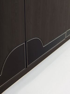 Crivelli buffet de Vittoria Frigerio, un meuble design haut de gamme associant bois, cuir et finitions métalliques. Disponible chez D-Style Interior.