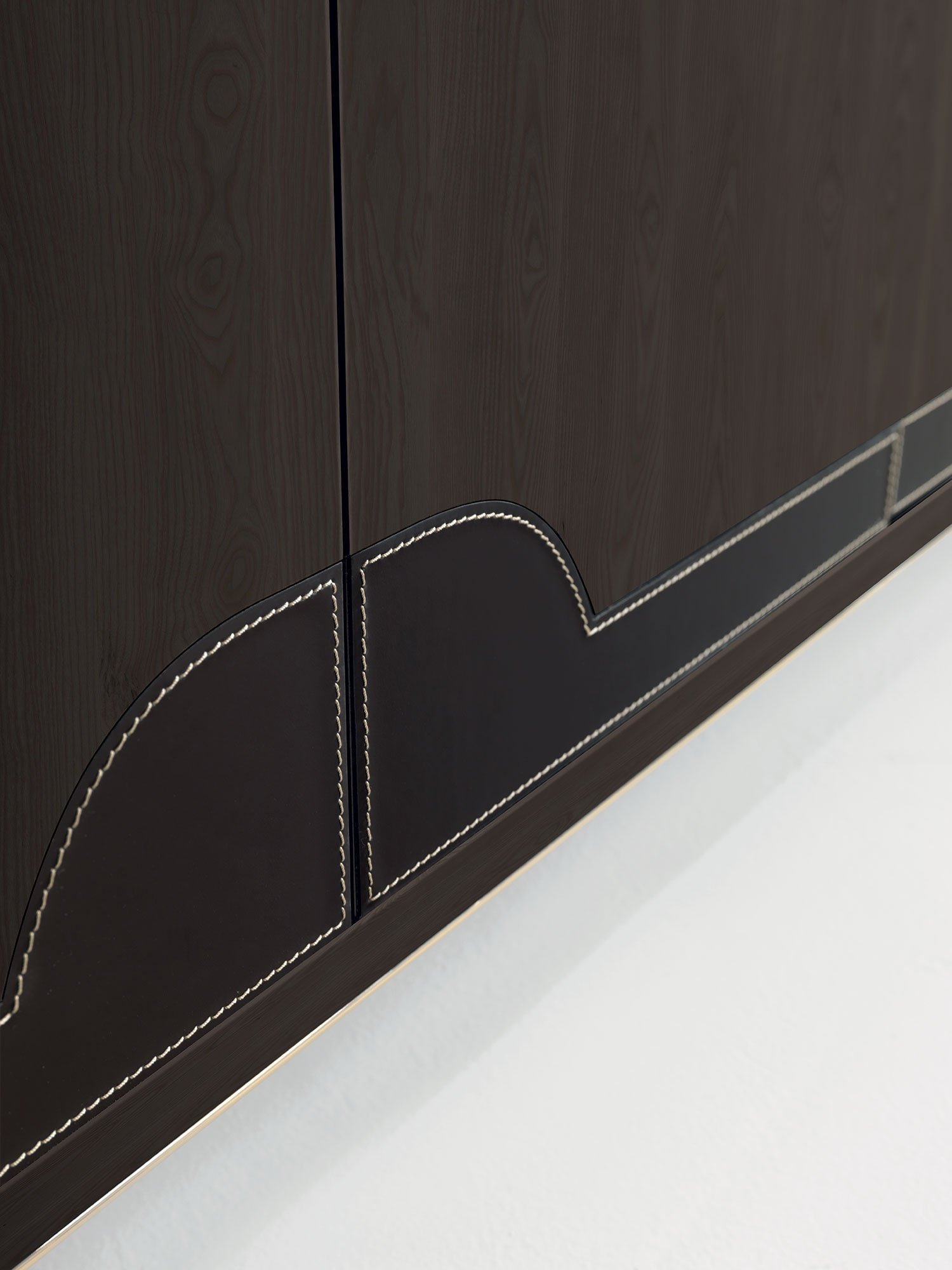 Crivelli buffet de Vittoria Frigerio, un meuble design haut de gamme associant bois, cuir et finitions métalliques. Disponible chez D-Style Interior.