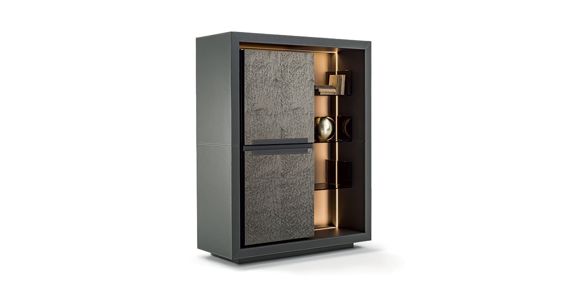 Lanza Cabinet design haut de gamme en cuir avec étagères en verre bronze et éclairage LED. Disponible chez D-Style Interior.