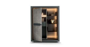 Lanza Cabinet design haut de gamme en cuir avec étagères en verre bronze et éclairage LED. Disponible chez D-Style Interior.