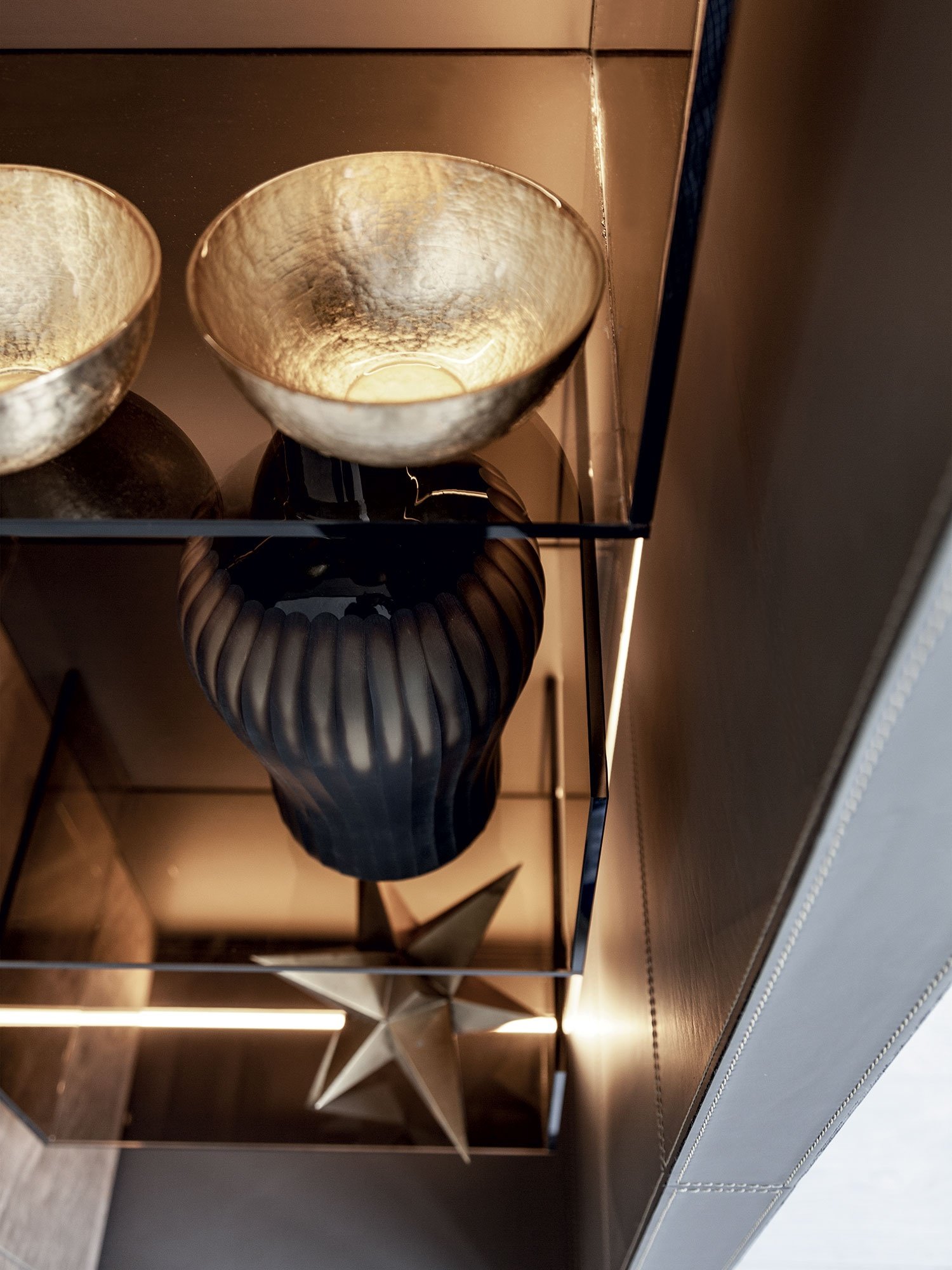 Lanza Cabinet design haut de gamme en cuir avec étagères en verre bronze et éclairage LED. Disponible chez D-Style Interior.