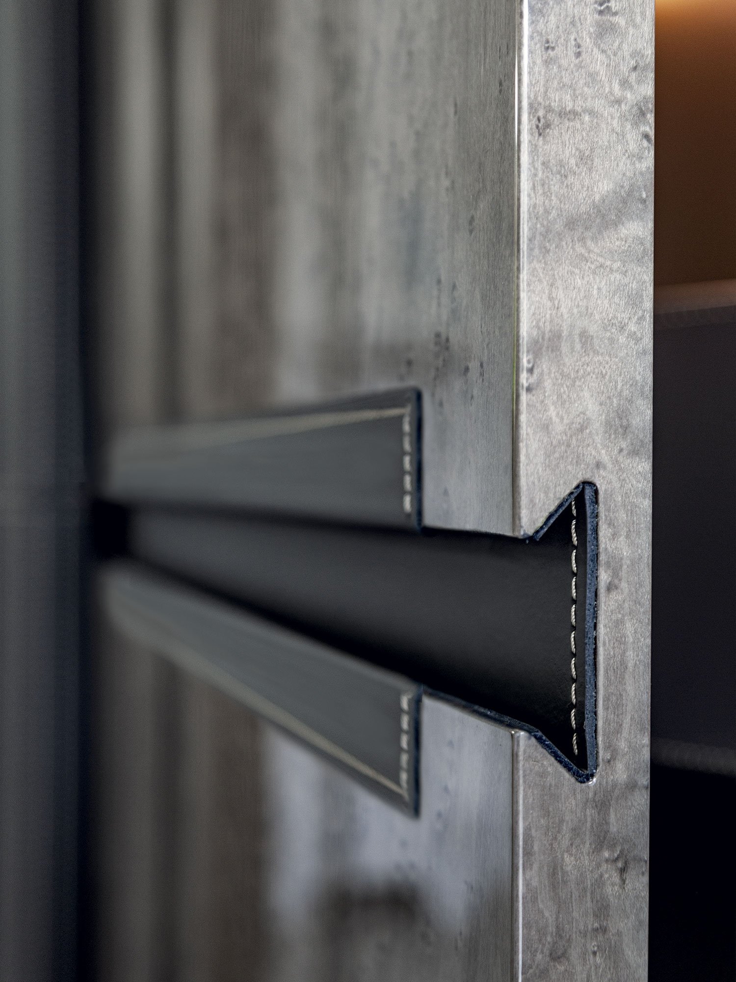 Lanza Cabinet design haut de gamme en cuir avec étagères en verre bronze et éclairage LED. Disponible chez D-Style Interior.