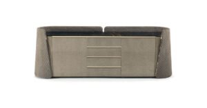 Contarini buffet par Vittoria Frigerio. Un meuble design haut de gamme avec marbre, finitions capitonnées ou embossées. Disponible chez D-Style Interior.