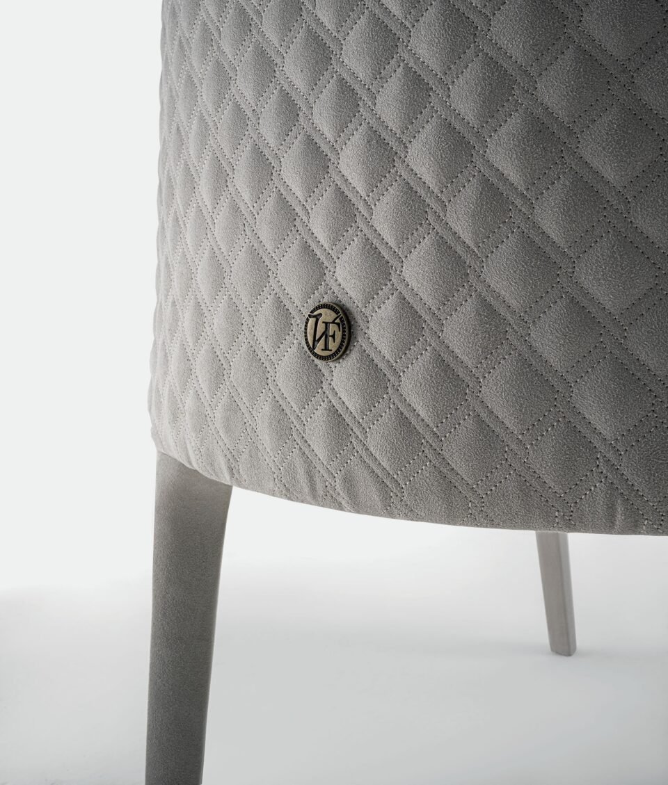 Poggi chaise design haut de gamme par Vittoria Frigerio, dossier matelassé avec logo VF et structure en bois massif. Disponible chez D-Style Interior.