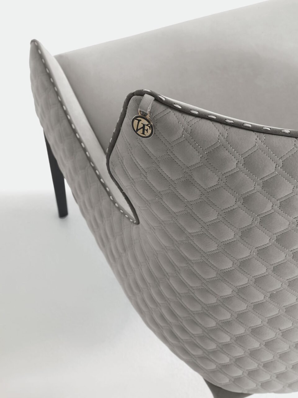 Piola chaise design haut de gamme par Vittoria Frigerio avec dossier bas ou haut, détails matelassés et pieds en bois massif. Disponible chez D-Style Interior.