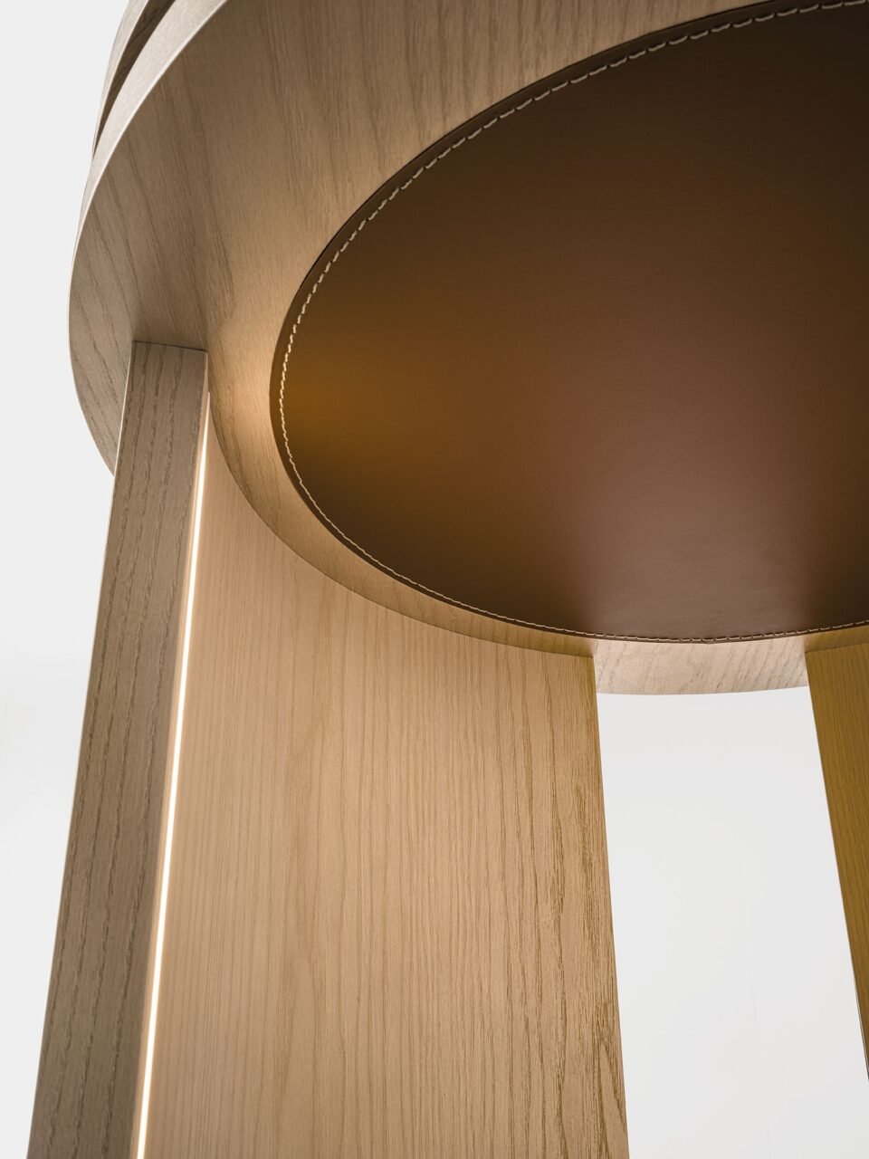 Roma Bibliothèque design haut de gamme par Vittoria Frigerio, structure en bois, intérieur en cuir et étagères en verre bronze. Disponible chez D-Style Interior.
