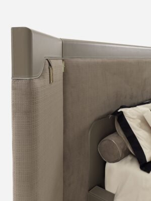Corio Lit design haut de gamme signé Vittoria Frigerio, avec tête de lit architecturale façon paravent, inserts en cuir Cuoio et cadre raffiné. Disponible chez D-Style Interior.