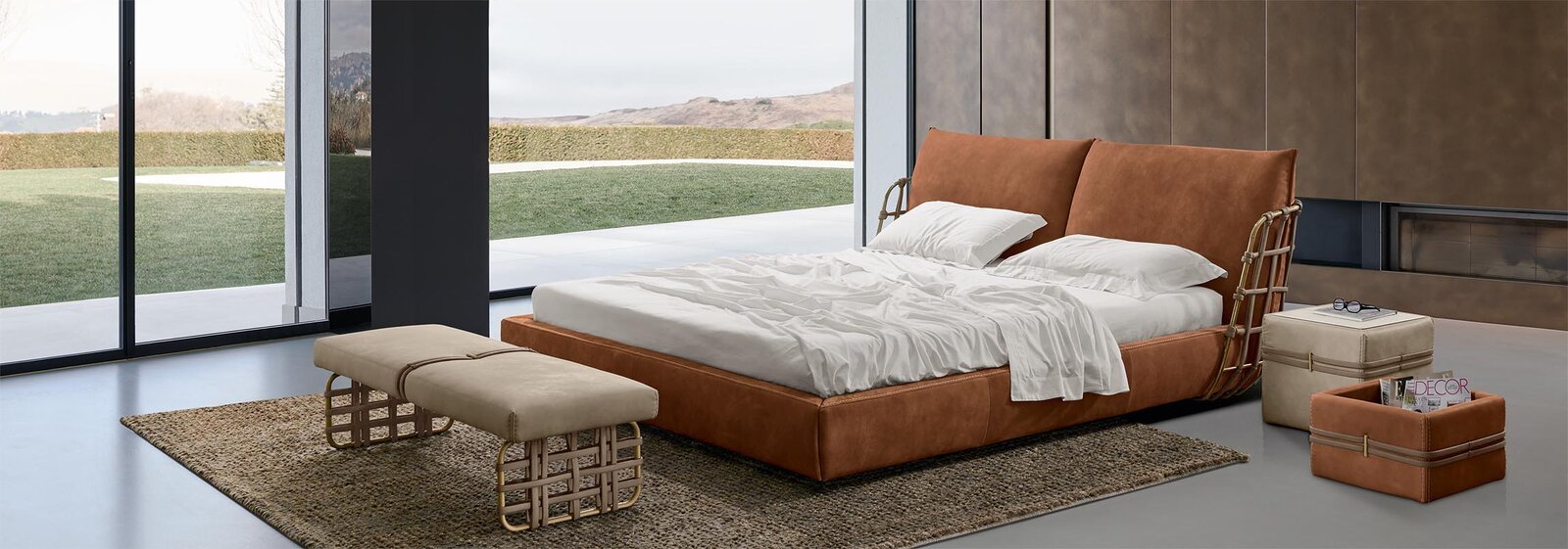 Cocoon Night Lit king-size en cuir avec structure tressée et design élégant. Alliance parfaite entre confort, artisanat et modernité. Disponible chez D-Style Interior.