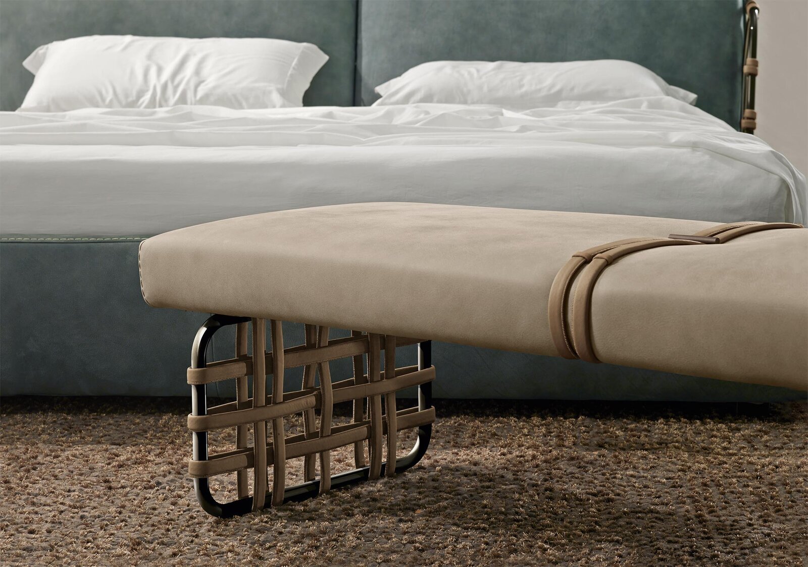 Cocoon Night Lit king-size en cuir avec structure tressée et design élégant. Alliance parfaite entre confort, artisanat et modernité. Disponible chez D-Style Interior.