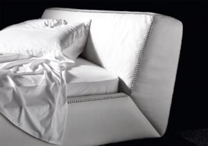 Oxer Night lit de Gamma Arredamenti, un modèle en cuir haut de gamme alliant douceur, élégance et savoir-faire italien. Disponible chez D-Style Interior.