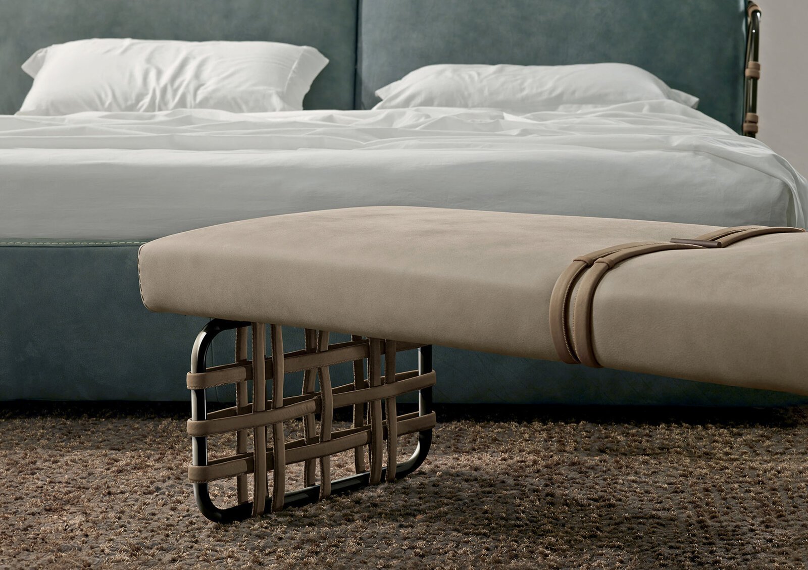 Cocoon Night Bench de Gamma Arredamenti, un banc moderne aux détails raffinés et au design élégant. Parfait pour la chambre ou le salon. Disponible chez D-Style Interior.