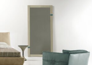 Cocoon miroir sur pied de Gamma Arredamenti, élégant et raffiné, parfait pour chambre ou entrée. Disponible chez D-Style Interior.