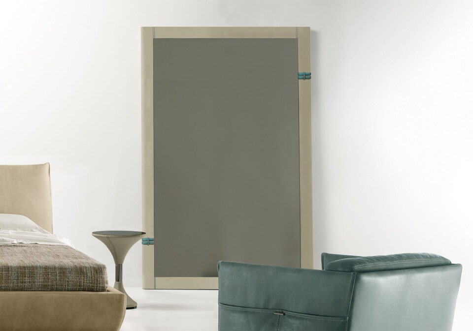 Cocoon miroir sur pied de Gamma Arredamenti, élégant et raffiné, parfait pour chambre ou entrée. Disponible chez D-Style Interior.