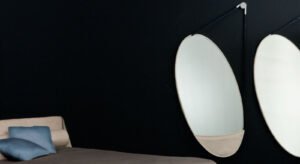 Découvrez le miroir mural Ellipse de Gamma Arredamenti, un design moderne avec détail en cuir, alliant raffinement et fonctionnalité. Disponible chez D-Style Interior.