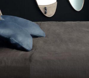 Découvrez le miroir mural Ellipse de Gamma Arredamenti, un design moderne avec détail en cuir, alliant raffinement et fonctionnalité. Disponible chez D-Style Interior.